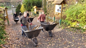 8.A - Hrabání listí v ZOO Děčín