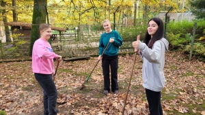 Hrabání listí v Zoo Děčín