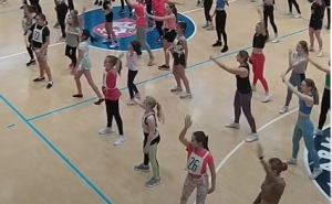 Děvčata z celého Děčína zaplnila sportovní halu v Děčíně 1